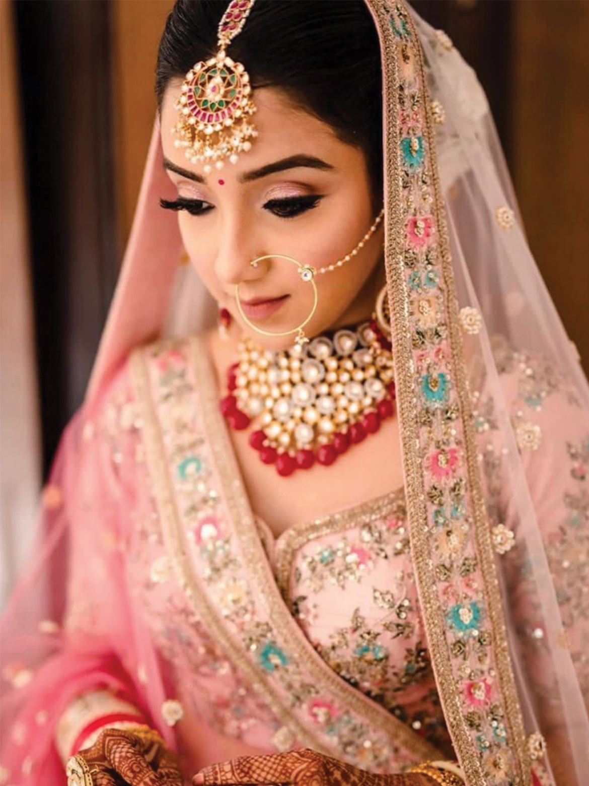 We Asked 4 Makeup Artists To Come Up With An Ideal Look For This Lehenga! |  WedMeGood